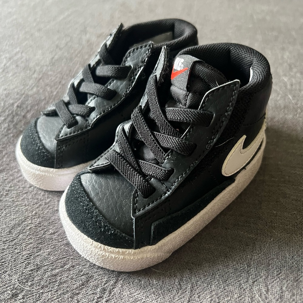 Nike Blazer Mid 77 size 2